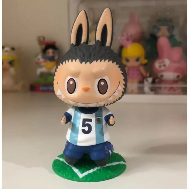 Labubu The Monsters Seria echipei de fotbal de fotbal din Argentina Celebrarea Leandro Paredes