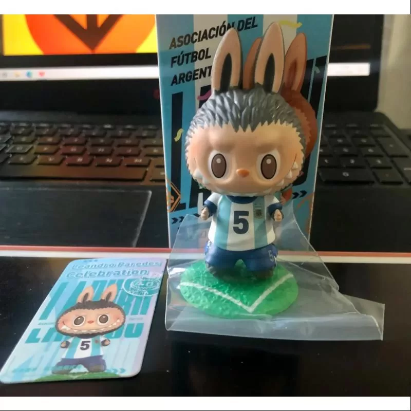 Labubu The Monsters Seria echipei de fotbal de fotbal din Argentina Celebrarea Leandro Paredes
