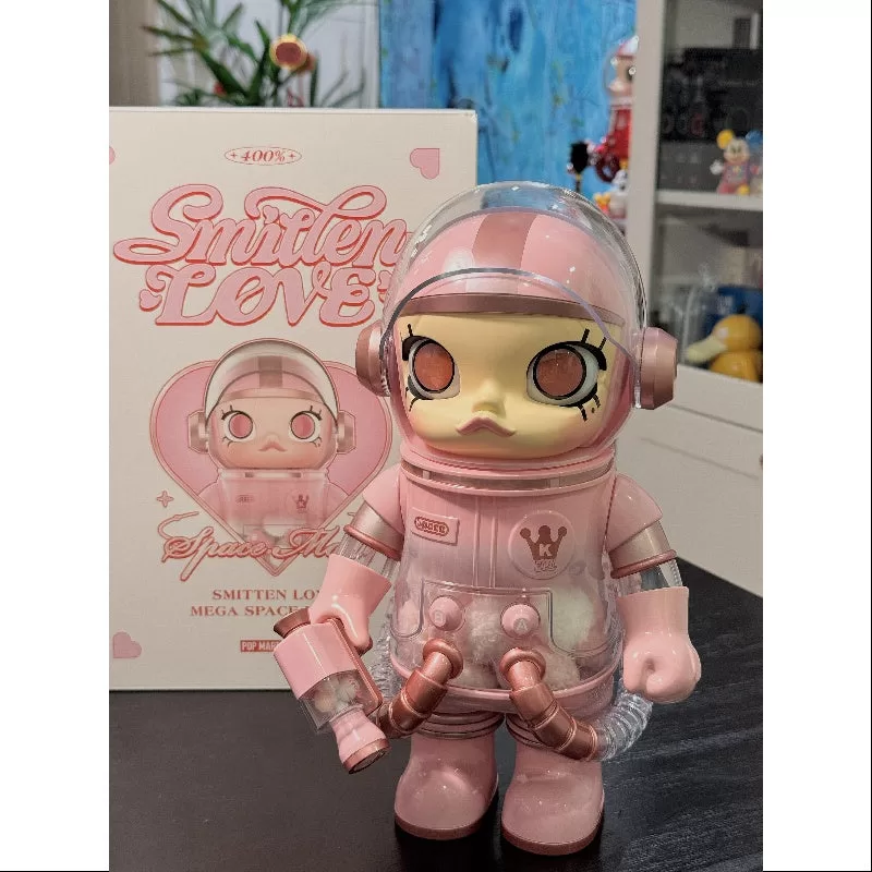 MEGA SPACE MOLLY 400% Smitten Love 2025 Ediție limitată MEGA SPACE MOLLY 400% Smitten Love 2025 Ediție limitată