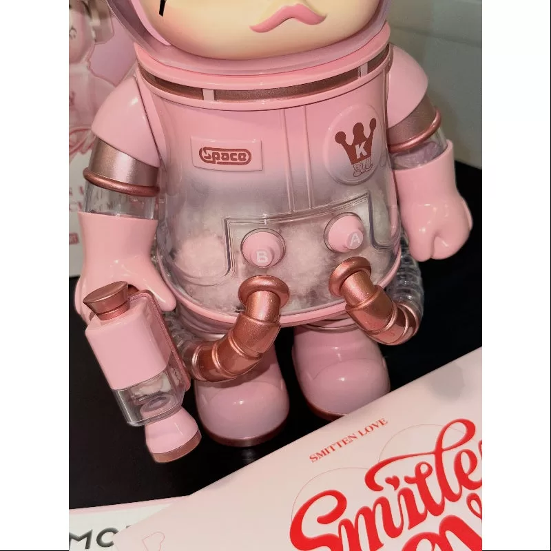 MEGA SPACE MOLLY 400% Smitten Love 2025 Ediție limitată MEGA SPACE MOLLY 400% Smitten Love 2025 Ediție limitată