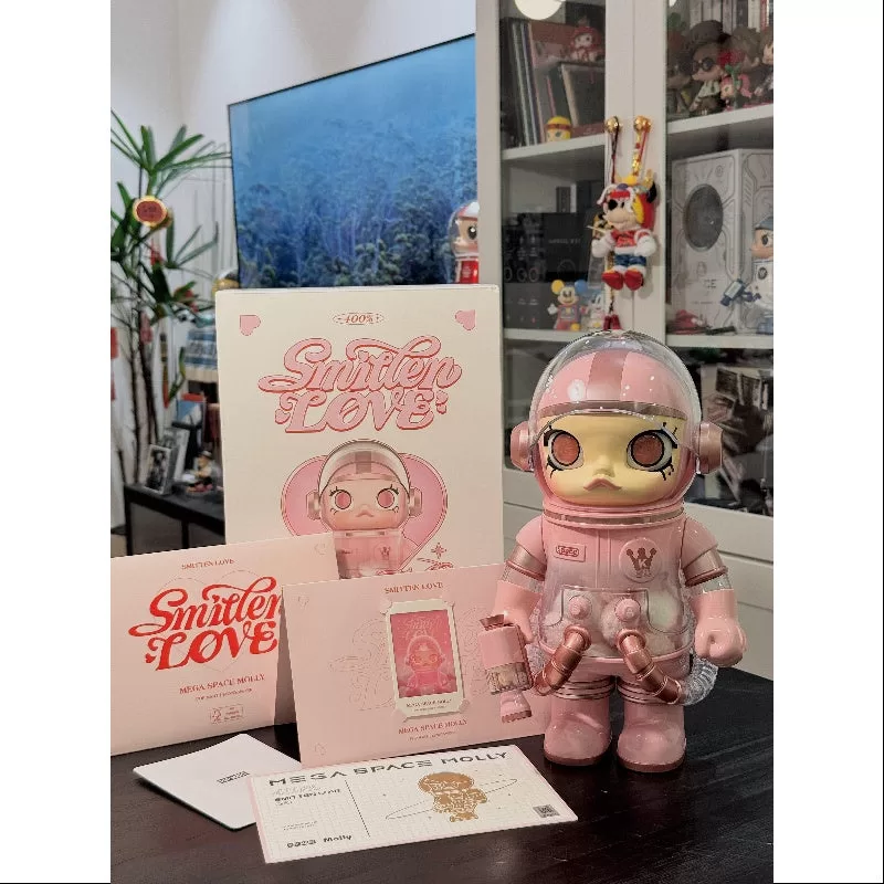 MEGA SPACE MOLLY 400% Smitten Love 2025 Ediție limitată MEGA SPACE MOLLY 400% Smitten Love 2025 Ediție limitată