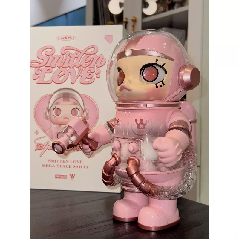 MEGA SPACE MOLLY 400% Smitten Love 2025 Ediție limitată MEGA SPACE MOLLY 400% Smitten Love 2025 Ediție limitată