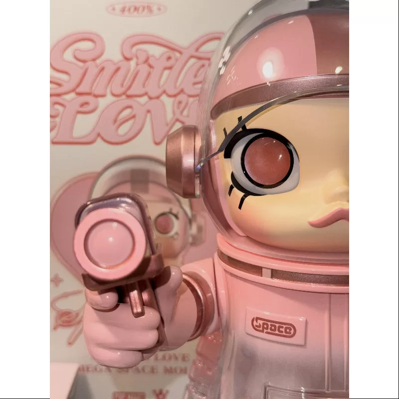 MEGA SPACE MOLLY 400% Smitten Love 2025 Ediție limitată MEGA SPACE MOLLY 400% Smitten Love 2025 Ediție limitată